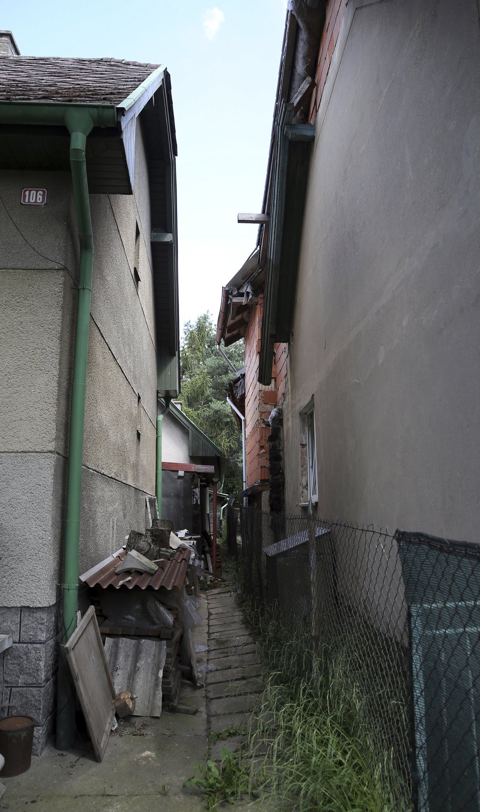 Střecha je na hranici pozemku. Voda stéká na pozemek souseda.