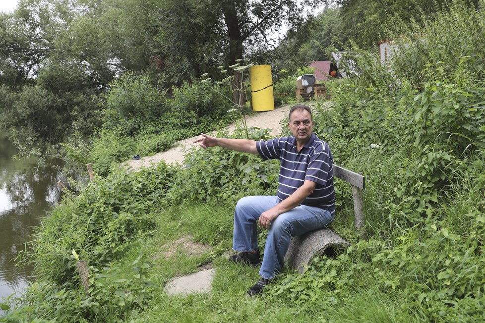 Až příliš blízko vodě. A bez souhlasu Povodí Vltavy.