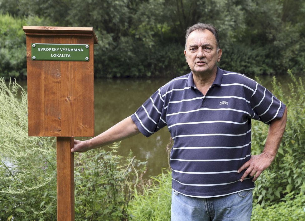 Cedule s nápisem Evropsky významná lokalita se nachází u řeky Sázavy a hned vedle Prosecco baru. se přitom o lokalitu „Jedná Natura 2000,“ upřesňuje.