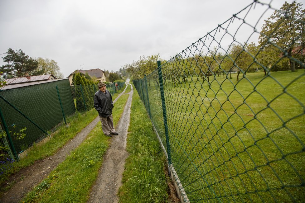 Pan Hanzlík Blesku ukázal, že ulice  Úzká své jméno dostala oprávněně a  je opravdu velmi úzká. „Dole má ještě 6 metrů, pak se zúží na 3 a místy jsme  dokonce naměřili 2,8 metru,“ ukazuje.