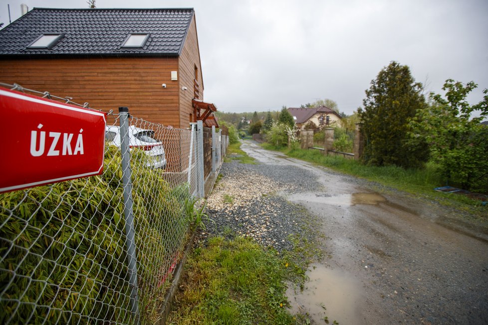 Pan Hanzlík Blesku ukázal, že ulice  Úzká své jméno dostala oprávněně a  je opravdu velmi úzká. „Dole má ještě 6 metrů, pak se zúží na 3 a místy jsme  dokonce naměřili 2,8 metru,“ ukazuje.