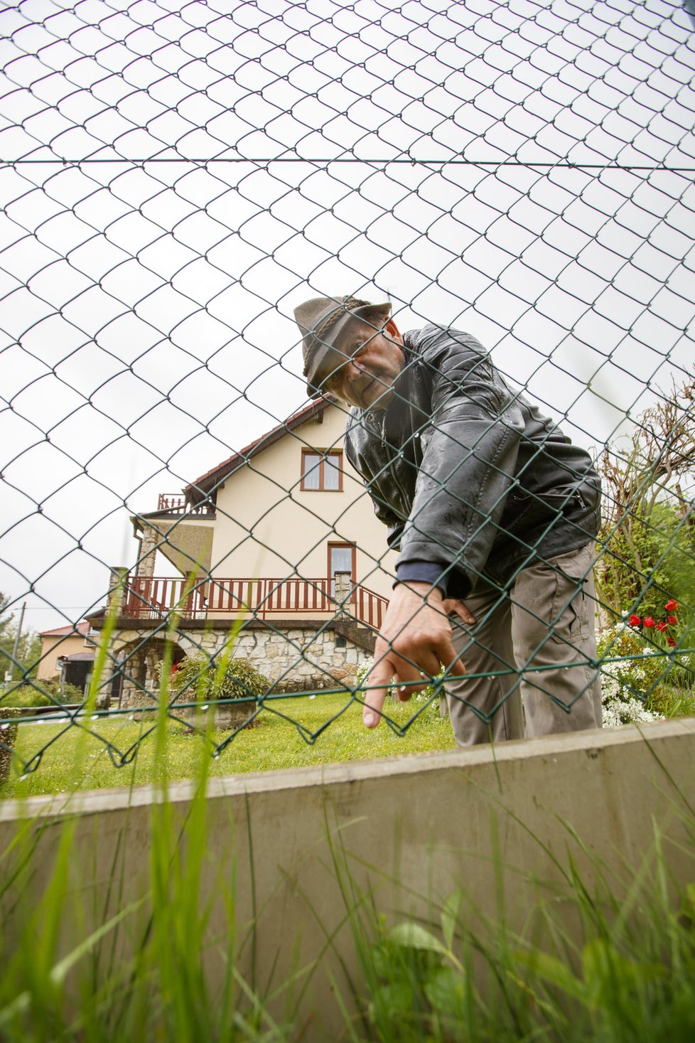 Hned na několika místech je  pletivo děravé… …nebo poškozené. „Je to od těch  velkých aut, jak se tady snaží prorvat a  vytočit k nim do vjezdu,“ tvrdí senior.