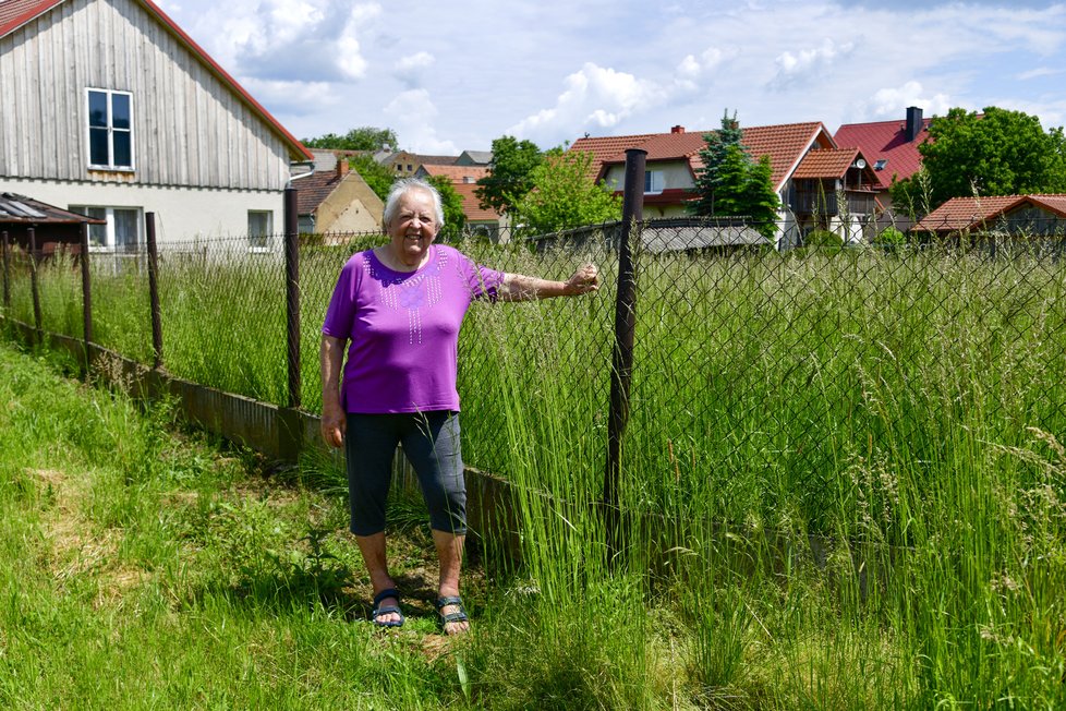 Na místě, kde se nachází část  obecního pozemku, suší Ludmila  Zelenková pravidelně trávu.