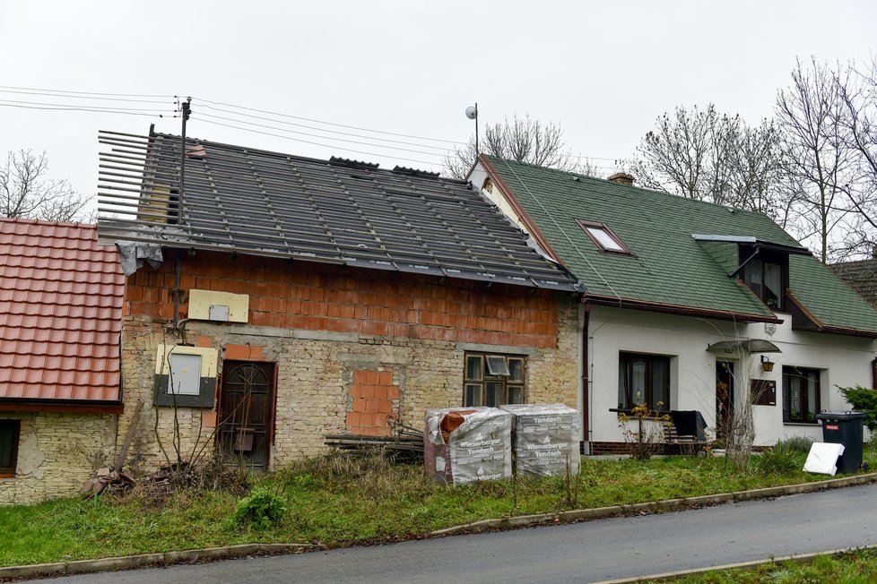 „Hlavním problémem je, že nemůžeme  dokončit zastřešení našeho domku, protože sousedé nám neustále  brání užít »jejich« štít. Přitom se nejedná o nic jiného, než nahradit krytinu původní střechy krytinou novou,“ vysvětlují.