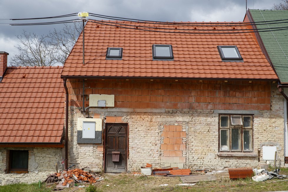 Takhle vypadá domek  nyní. Tašky jsou  položené a střecha má  dokonce po 15 letech  i střešní okna.