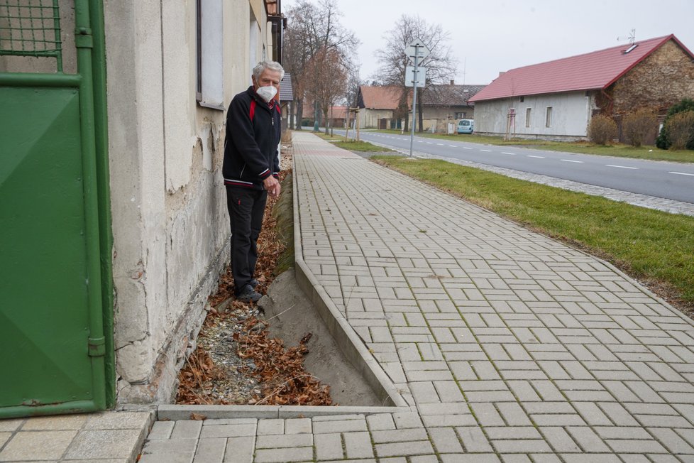 Seniora zlobí i chybějící odvodnění.