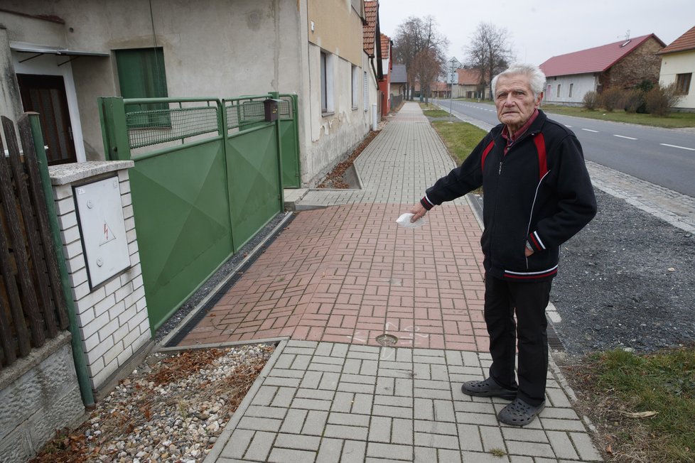 „Já se ptám, proč tady ten výklenek vůbec je? Proč ho sem dali? Proč to není rovné? Na to šlápnete špatně a hned ležíte, říká pan Duka k výklenku u branky.