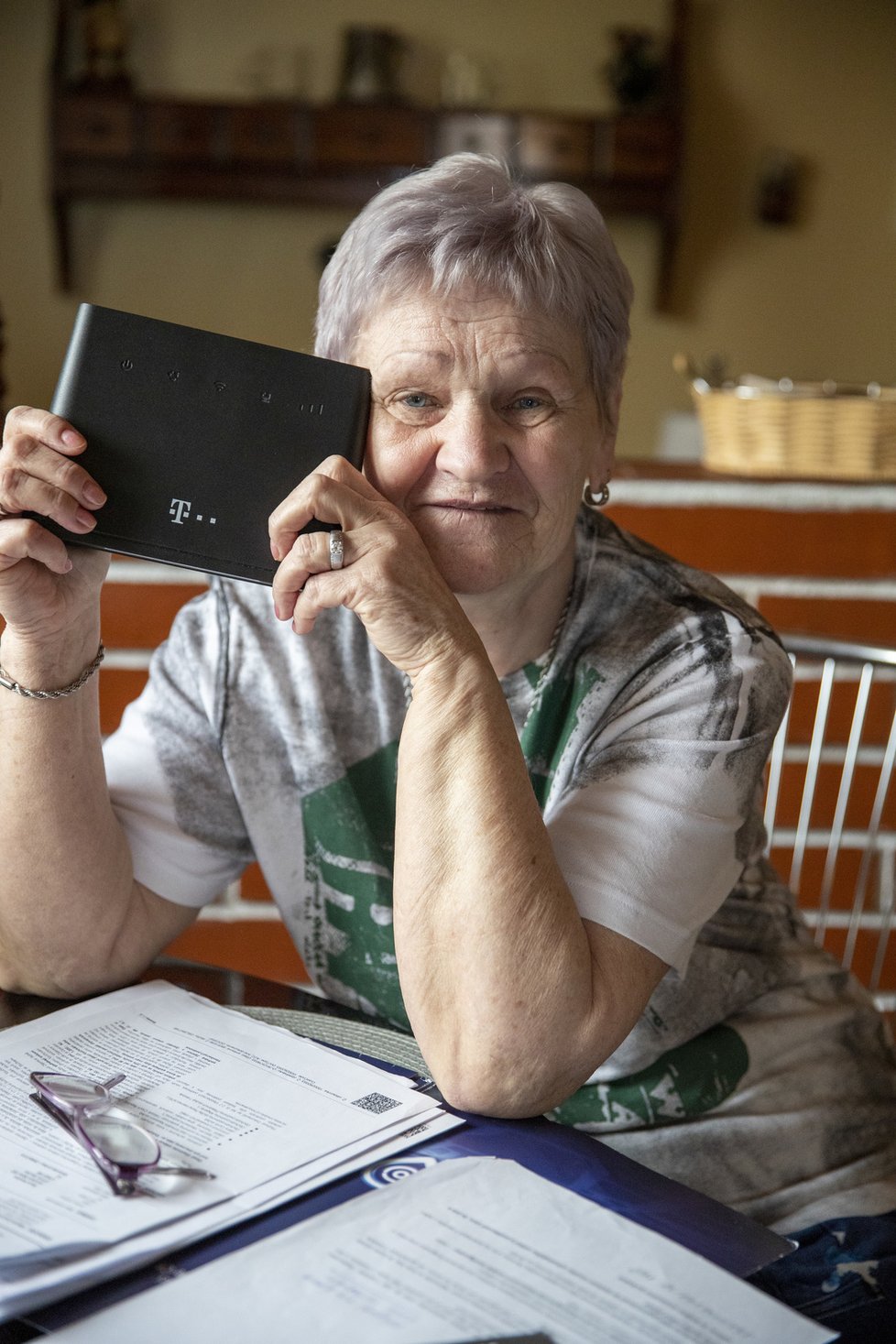 Doma má seniorka  v současnosti několik modemů. „Ty z T-Mobilu  prý můžu zkusit prodat.  Jsou mi teď nanic  a to jsem za dva  zaplatila  dva tisíce.