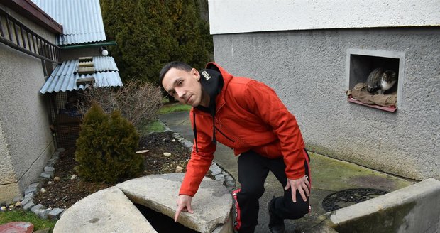 Marek Mareček  na studnu před domem, která se  od června již nenaplnila. Zeje prázdnotou.