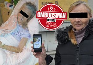Vlasta Sochová (54) s fotkou své maminky před budovou, kde sídlí karvinský Odbor sociální péče. 