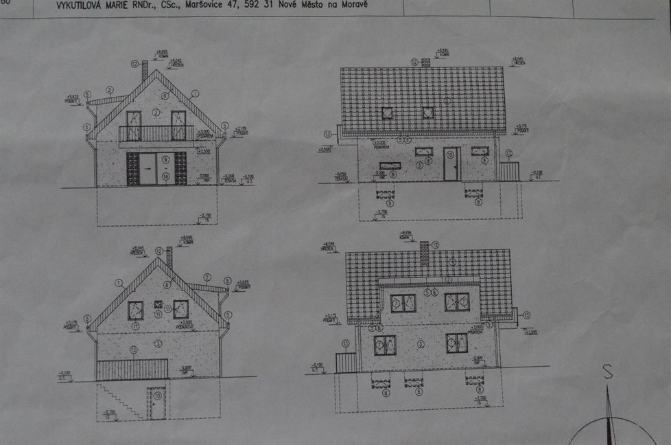 Nový rodinný dům svou výškou okolo osmi metrů, zcela zastíní rodnou chalupu Marie Vykutilové v sousedství.