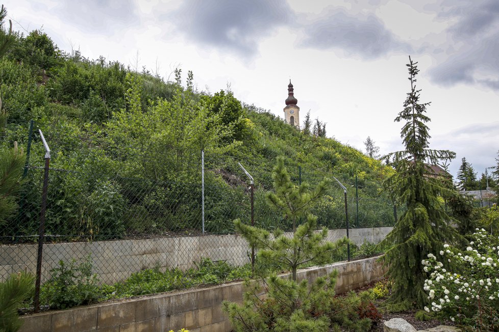 Na části svojí zahrady pod skládkou se Brunnerovi v současnosti bojí zdržovat s tím, že by se svah mohl utrhnout.