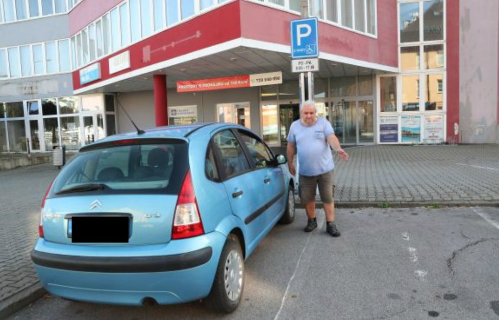 „Tady se to všechno stalo,“ ukazuje pan Vinš stání pro invalidy, kde měl rozbít okno vozu Romana Šroby.