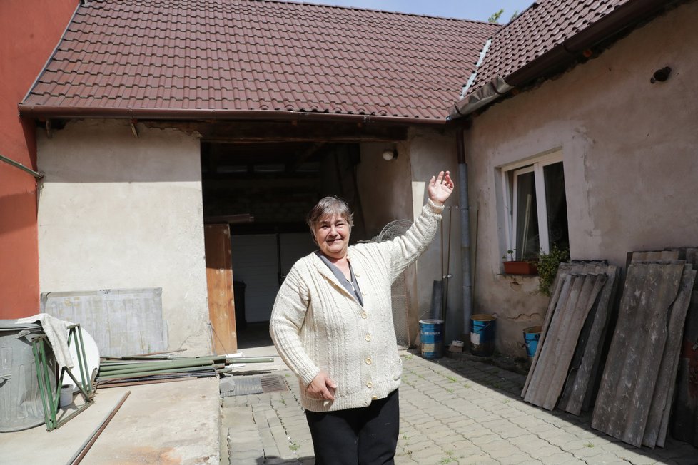 „Můj domek má i novou střechu,“ ukazuje paní Možnarová.