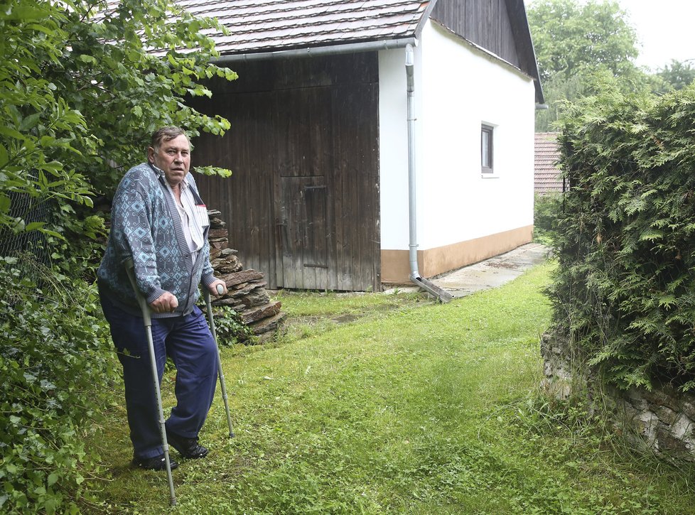 Soused postavil za brankou sloupek, aby se nedalo projet autem. Invalida o berlích si už nákup domů neodveze.