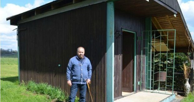 Dalibor Dušek nic nestavěl. Jen si na svůj pozemek dovezl unimobuňku a otloukl ji dřevem. Teď má boudu neprodleně odstranit.