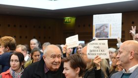 Soud v kauze hidžábu v české škole rozhodl poprvé v lednu. Soudní jednání v kauze hidžáb občas připomínalo demonstraci.