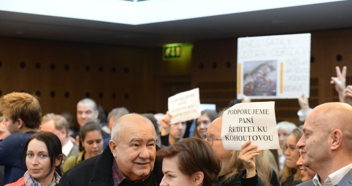 Soud v kauze hidžábu v české škole rozhodl poprvé v lednu. Soudní jednání v kauze hidžáb občas připomínalo demonstraci.