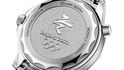 Na zadní straně hodinek se na matném zadním dýnku nachází vyražené logo Zimních olympijských her v Pekingu 2022.