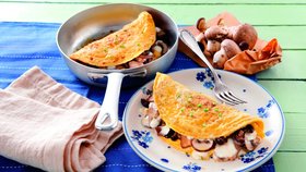 Omeleta s houbami a mozzarellou