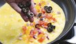 Pokud se vám klasická verze omelety omrzí, můžete klidně do vajíček zamíchat nasekané čerstvé bylinky, šunku, cibulku, zeleninu, olivy, zkrátka vše, co vám chutná
