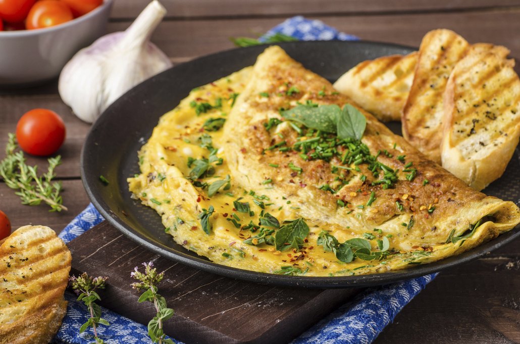 Při přípravě vaječné omelety zužitkujete z lednice celou řadu zbytků