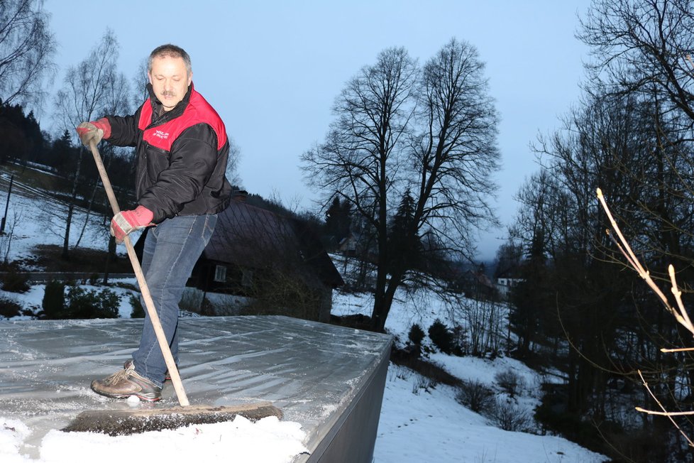 Pro ometání sněhu používá Miloslav rozměrné neboli hektarové koště. Led z prohlubní v plachtě však musí odstraňovat rukama. Pogumovaná a zároveň mokrá plachta je velmi kluzká. Pohybovat se lze pouze po nosnících, jinak by mohlo dojít k poškození.