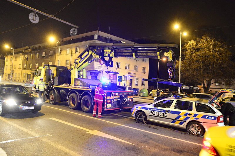 Tramvajové pásy v Praze už stály za poškozením spěchající policejní octavie.