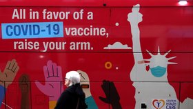 Koronavirus ve světě: Vakcíny jsou podle expertů funkční i na variantu omikron (8. 12. 2021)