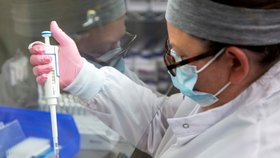 Koronavirus ve světě: Vakcíny jsou podle expertů funkční i na variantu omikron (8.12.2021)