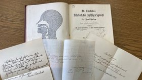 Učebnice angličtiny s německým názvem Lehrbuch der englischen Sprache, vydaná ve Vídni a v Lipsku v roce 1914, která vydala překvapení v podobě tří ručně psaných omluvenek.