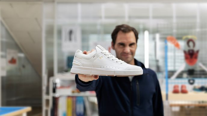 Roger Federer se „svými“ teniskami On