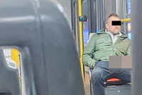 Úchyl v tramvaji! Vytáhl penis a šest minut onanoval před ženou (32). Policistům přišel vysvětlit, proč to udělal