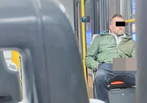 Onanista v pražské tramvaji.