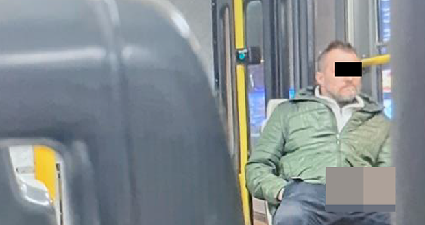 Úchyl v tramvaji! Vytáhl penis a šest minut onanoval před ženou (32). Policistům přišel vysvětlit, proč to udělal 