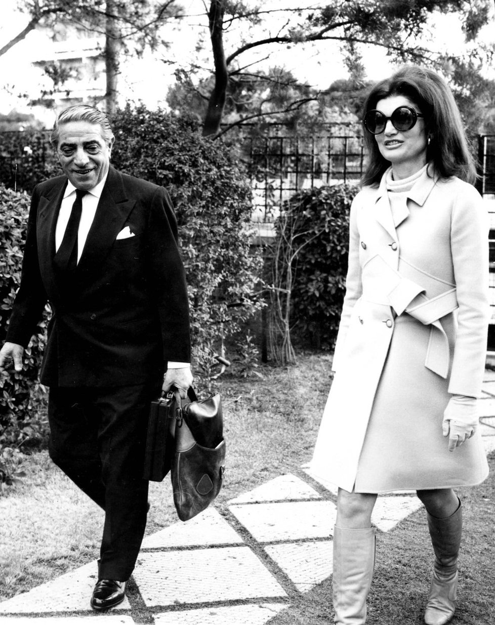 Nakonec si Onassis  vzal Jacquelinu Kennedyovou, manželství jim však neklapalo.
