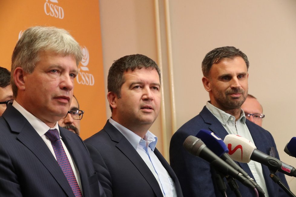 Ministra Tomáše Petříčka (ČSSD) se zastali spolustraníci Roman Onderka, Jan Macháček i Jiří Zimola.