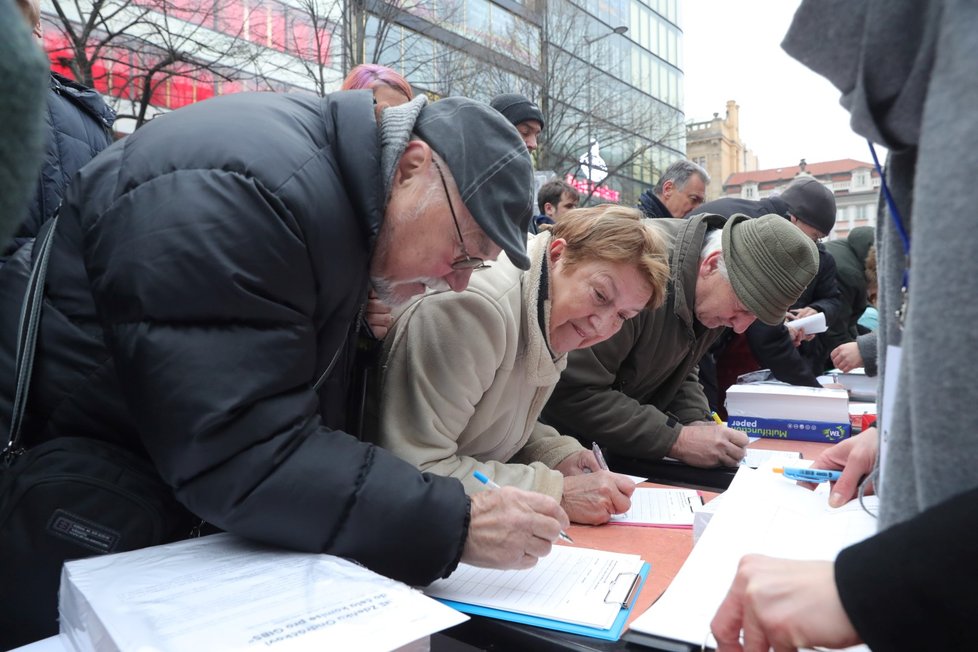 Zároveň s protesty lidé podepisovali petici proti Ondráčkovi.