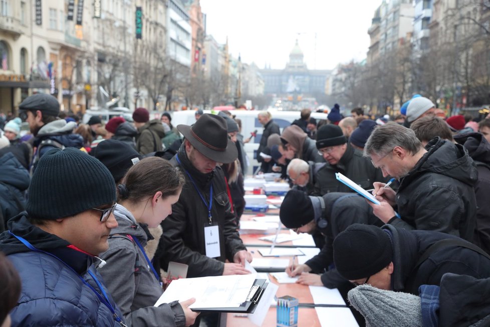 Zároveň s protesty lidé podepisovali petici proti Ondráčkovi.