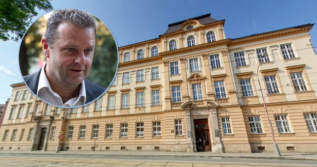 „Mlátička“ Ondráček podváděl. V disertační práci opisoval, potvrdila univerzita. Přijde o titul?