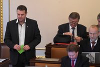 „Nebyl jsem opilý.“ Ondráček vysvětlil soudruhům z KSČM, proč chyběl při důvěře vládě