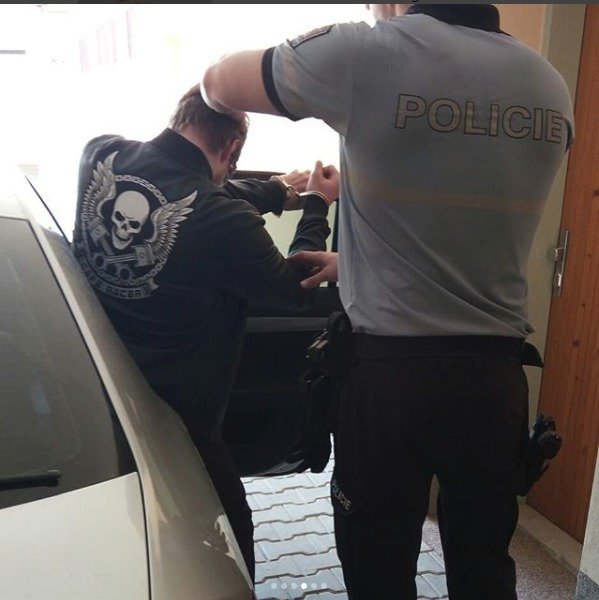 Manžel Noskové Ondřeje Bábora zatkla policie kvůli tomu, že na motorce ujížděl policii.