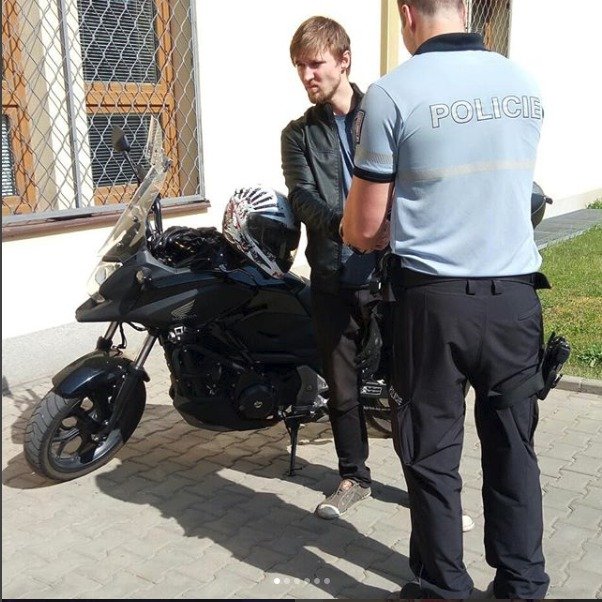 Manžel Noskové Ondřeje Bábora zatkla policie kvůli tomu, že na motorce ujížděl policii.