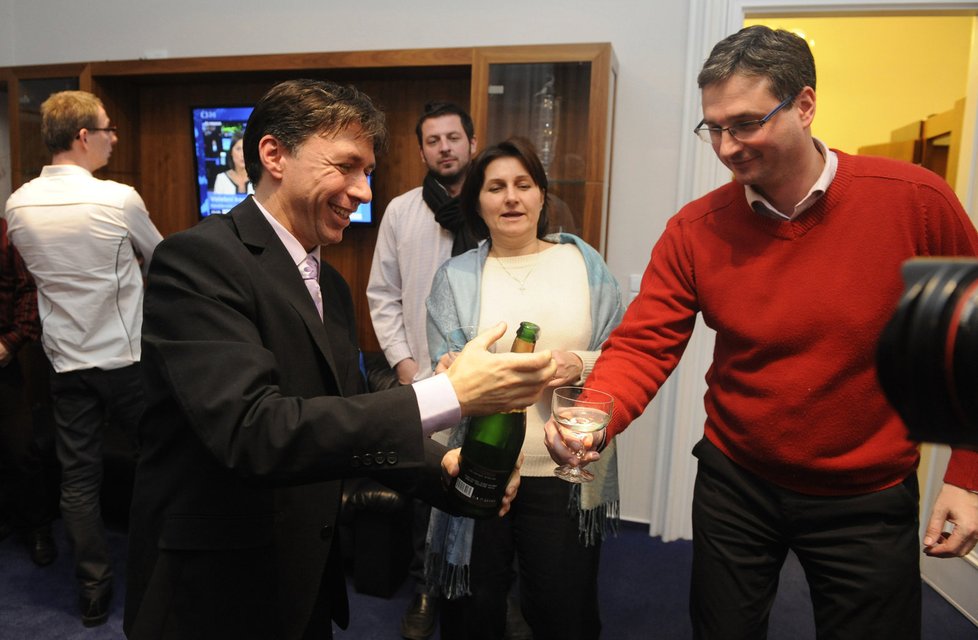 Ondřej Benešík (vpravo) ve štábu KDU-ČSL slaví se svými kolegy úspěchy strany ve volbách do Senátu.