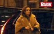 Ondra vyzvedl Danielu u jejich společného bytu a po veřeči ji tam zase přivezl. Ondra vyzvedl Danielu u jejich společného bytu a po veřeči ji tam zase přivezl.