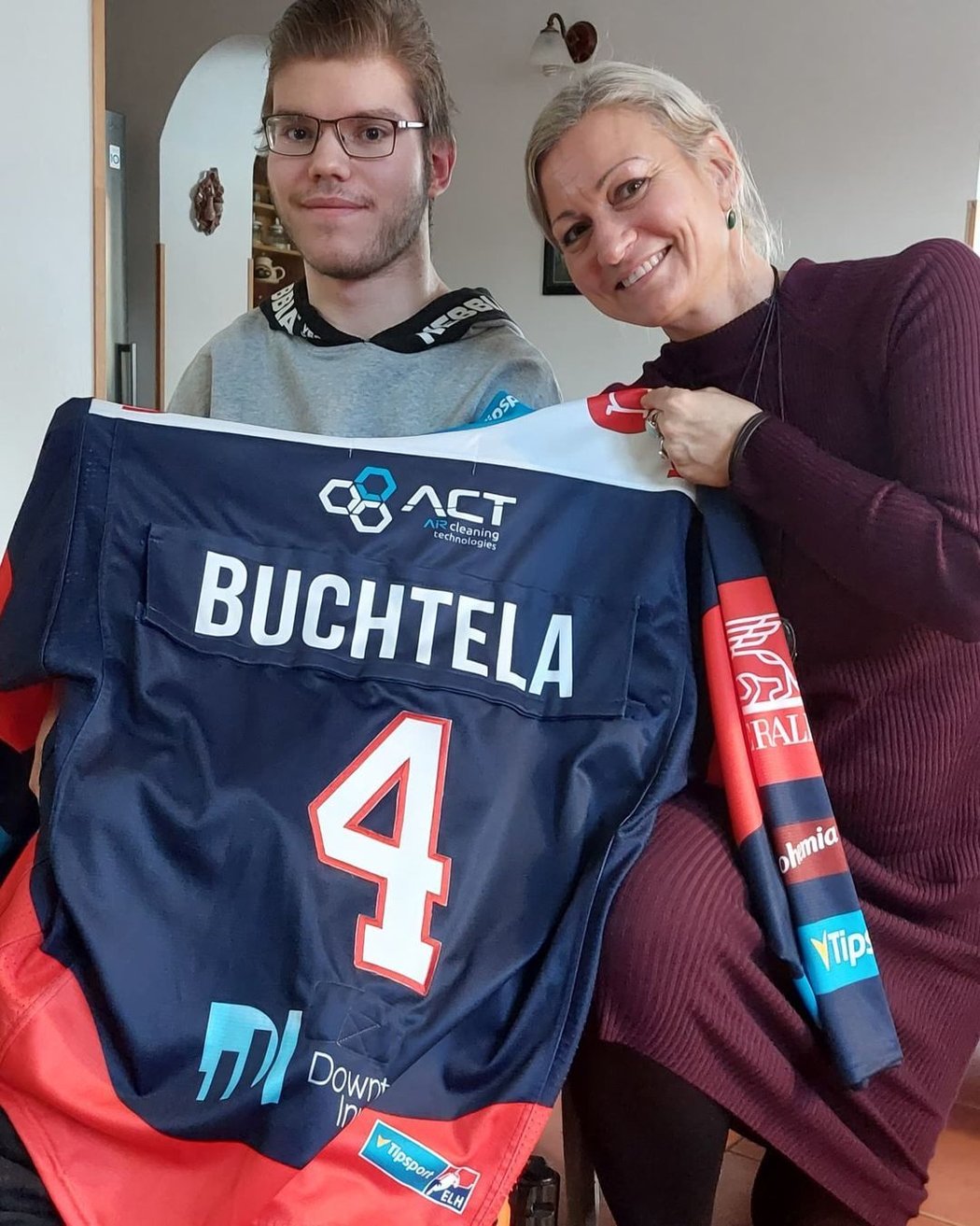Mladík daroval Evě Buchtelové dres, ve kterém dal její syn Ondřej svou první extraligovou branku.