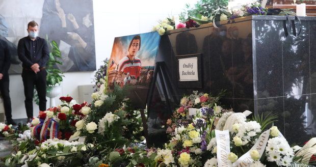 VYSÍLALI JSME: Pohřeb hokejisty Buchtely (†20): Mladý talent zadusila rakovina srdce