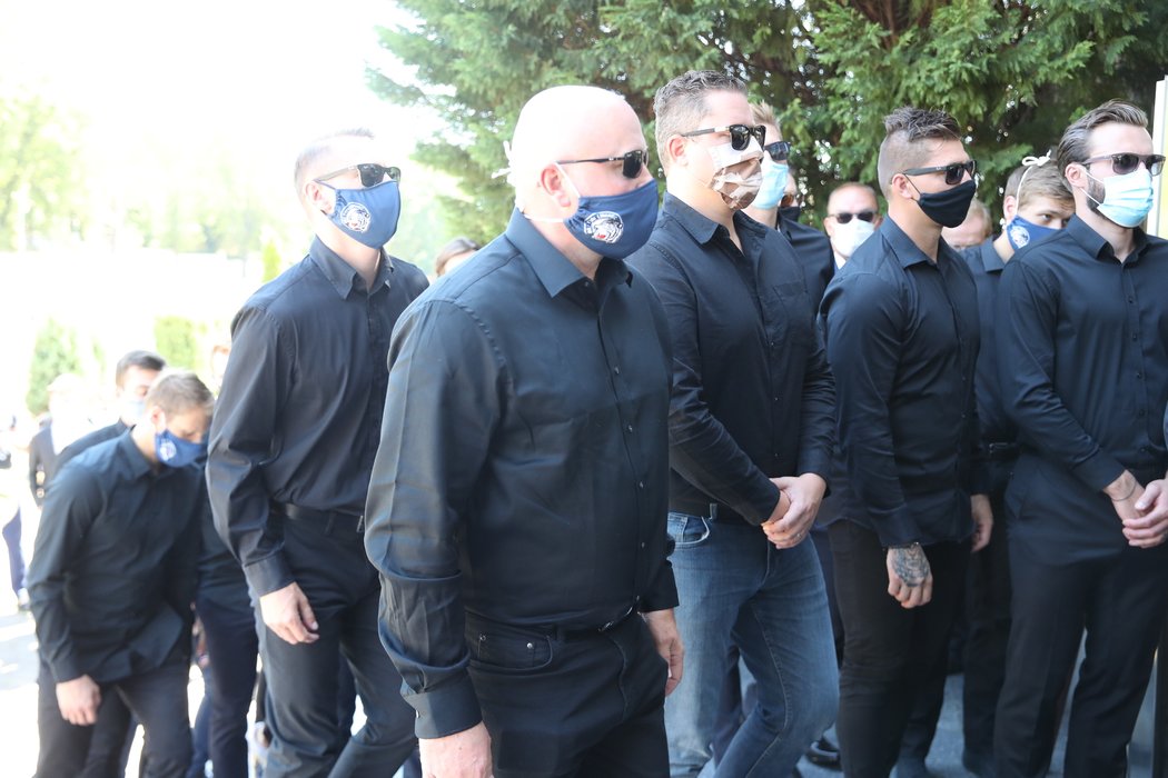 Na pohřeb Ondřeje Buchtely dorazilo několik desítek smutečních hostů