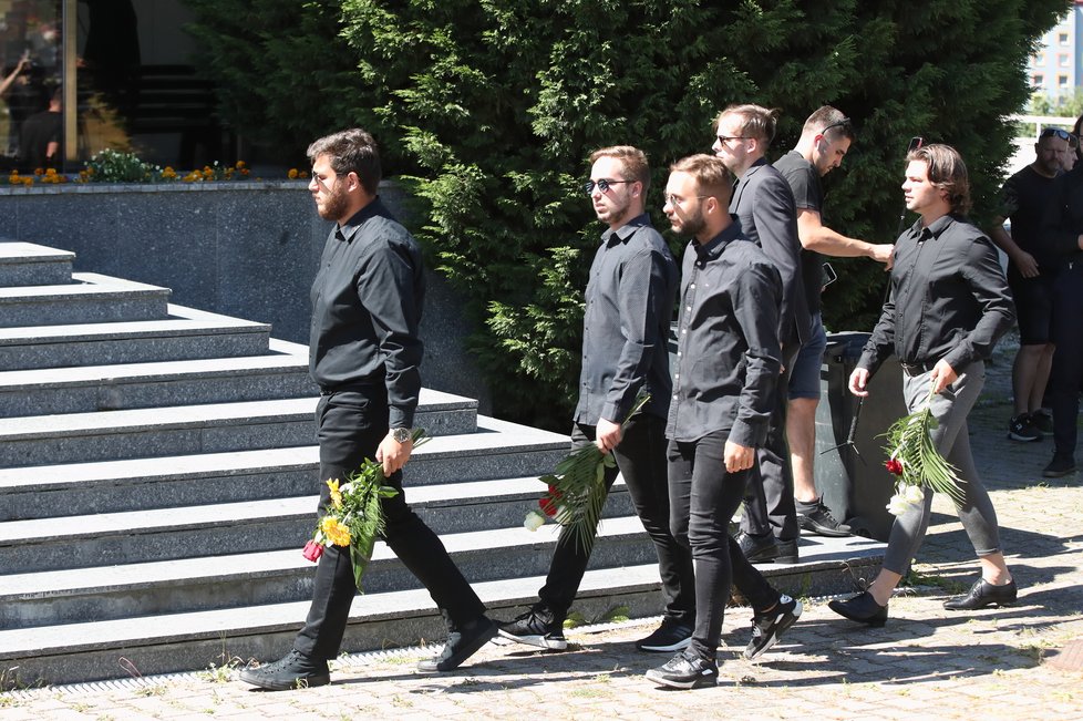 Na pohřeb Ondřeje Buchtely dorazilo několik desítek smutečních hostů