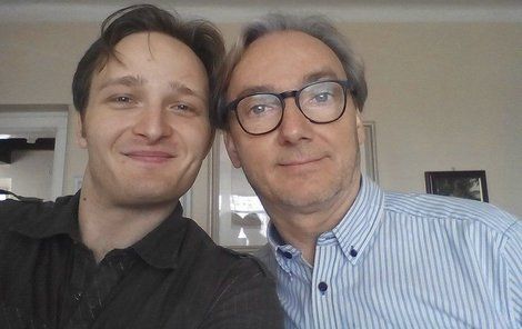 Havelkův syn Vojtěch je všestranný muzikant. Do toho hraje v divadle pod režijní taktovkou svého otce. Havelkův syn Vojtěch je všestranný muzikant. Do toho hraje v divadle pod režijní taktovkou svého otce.